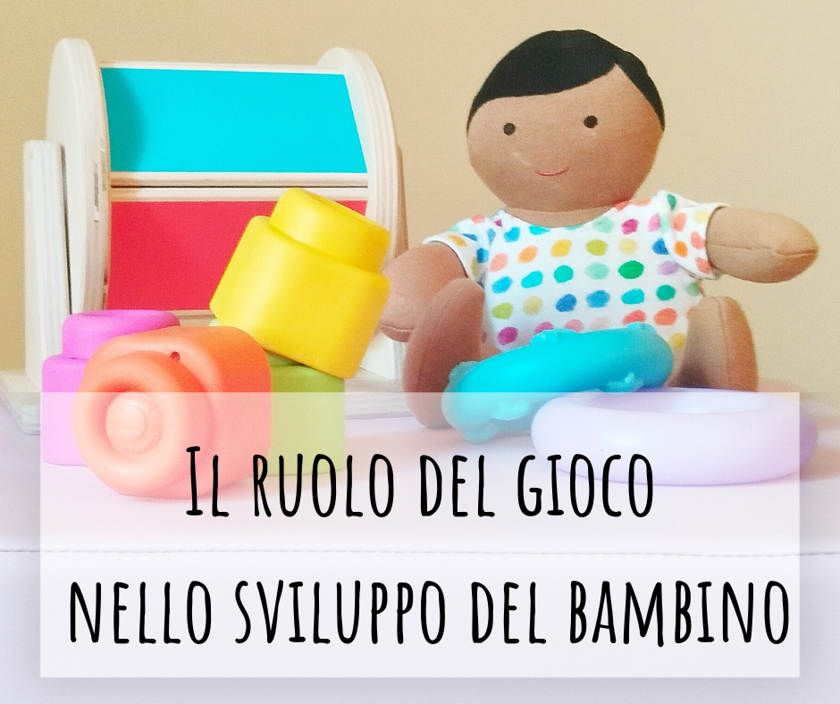 Giochi disposti in una cameretta colorata per bambini,