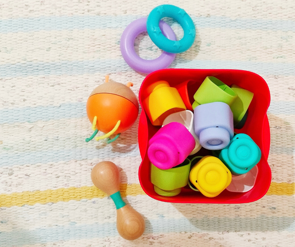 iochi sparsi su un tappeto colorato, con costruzioni,
